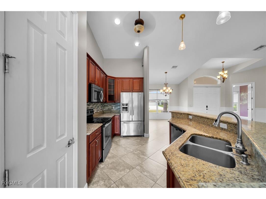 3326 SW 8th Street Cape Coral FL 33991 2025022874 image9