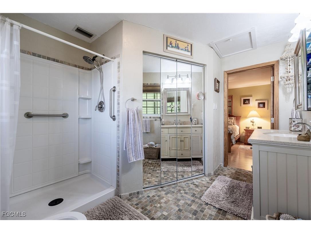 3374 York Road Saint James City FL 33956 2025021424 image23