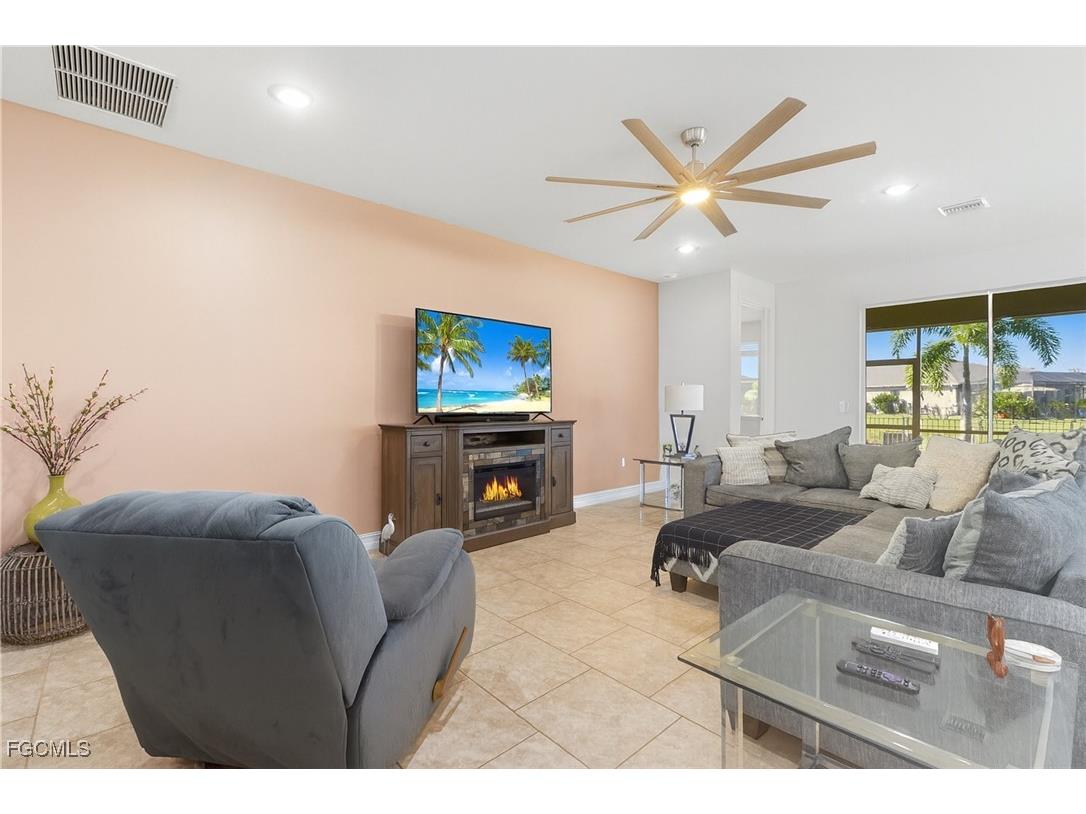 3401 Acapulco Circle Cape Coral FL 33909 2025015783 image4