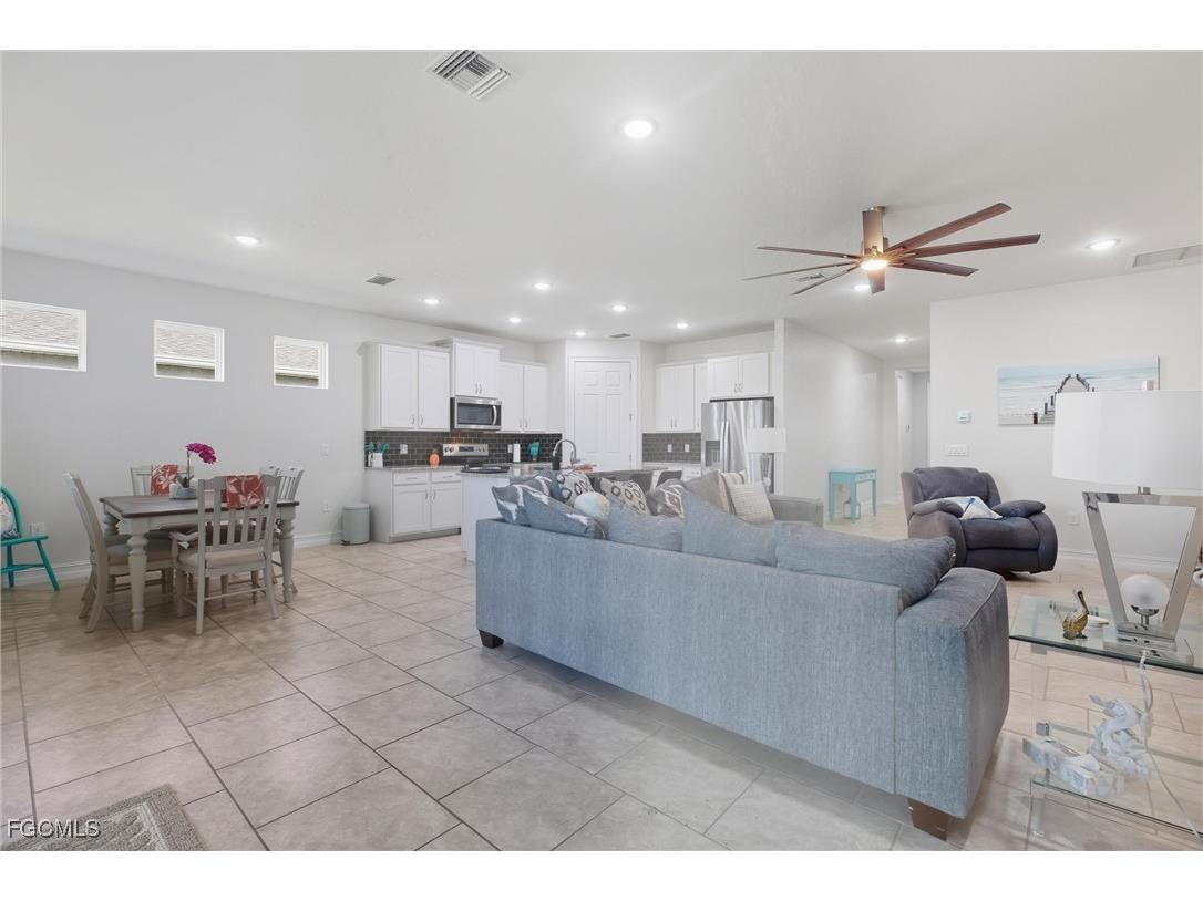 3401 Acapulco Circle Cape Coral FL 33909 2025015783 image7