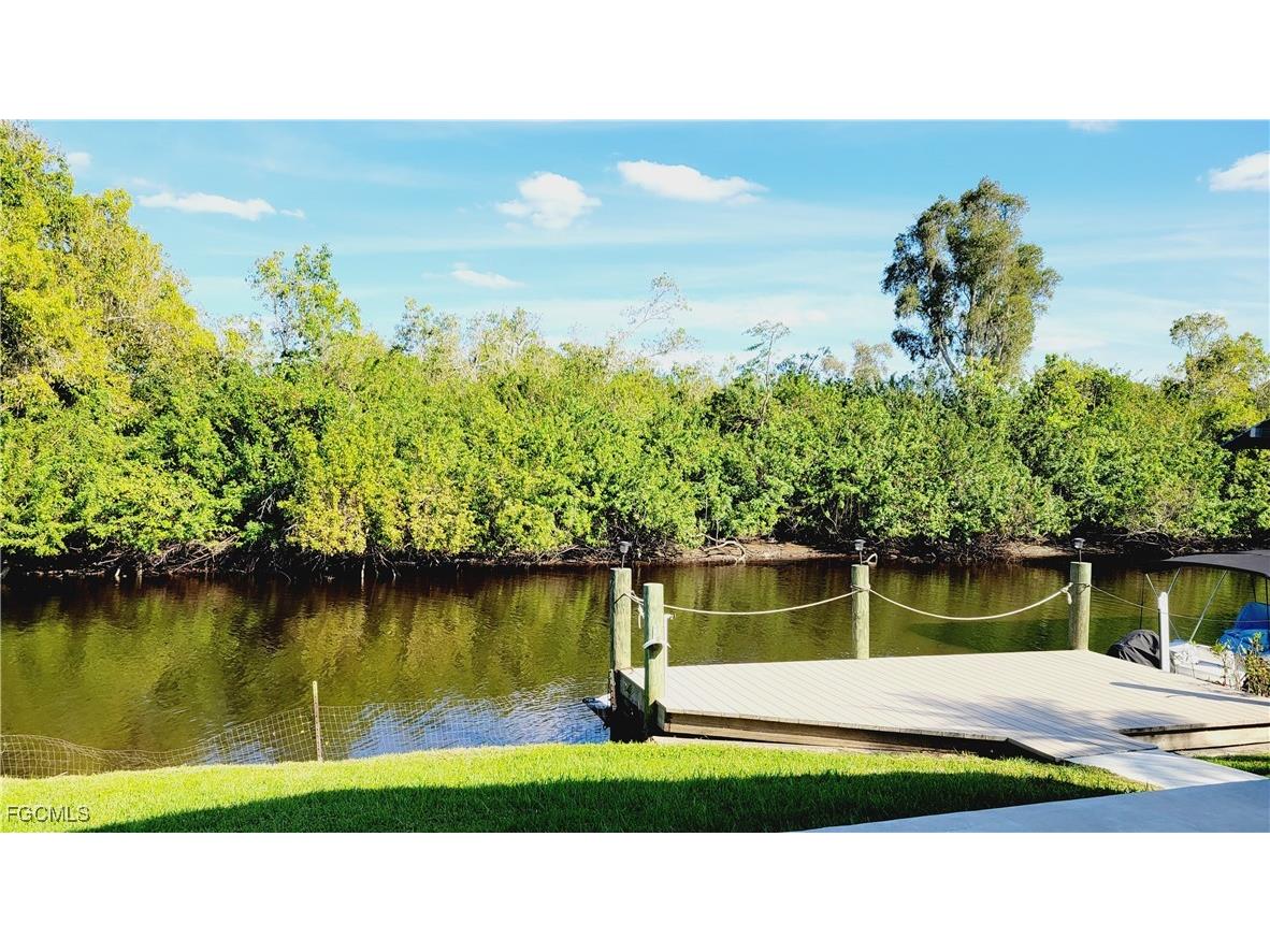 352 Shoreland Drive Fort Myers FL 33905 2025007569 image5