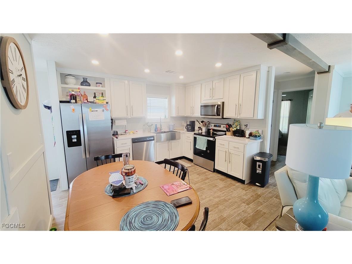 352 Shoreland Drive Fort Myers FL 33905 2025007569 image9