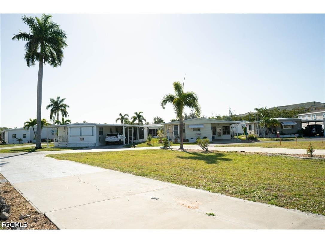 353 Mattie Avenue Fort Myers FL 33908 2026017642 image1