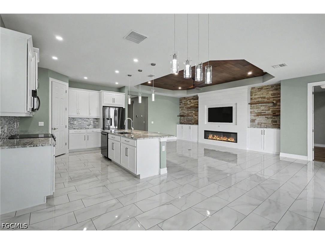355 Spring Hill Lake Loop Cape Coral FL 33993 2026028069 image4