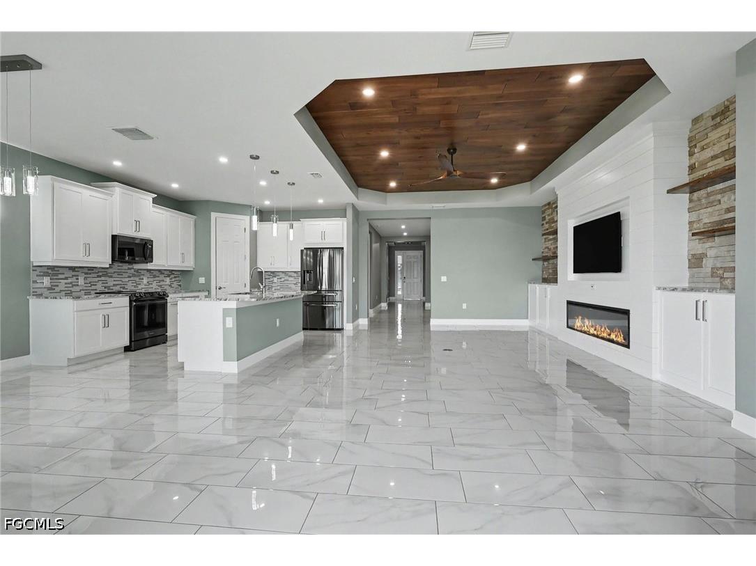 355 Spring Hill Lake Loop Cape Coral FL 33993 2026028069 image5