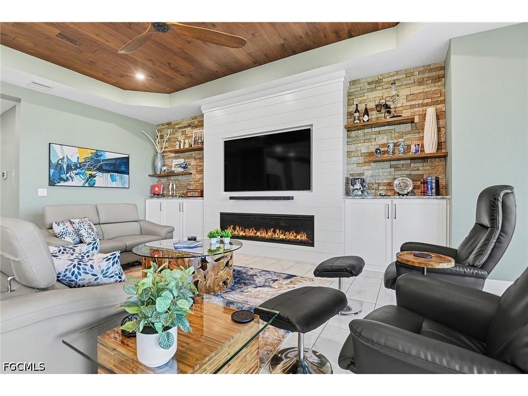 355 Spring Hill Lake Loop Cape Coral FL 33993 2026028069 image8