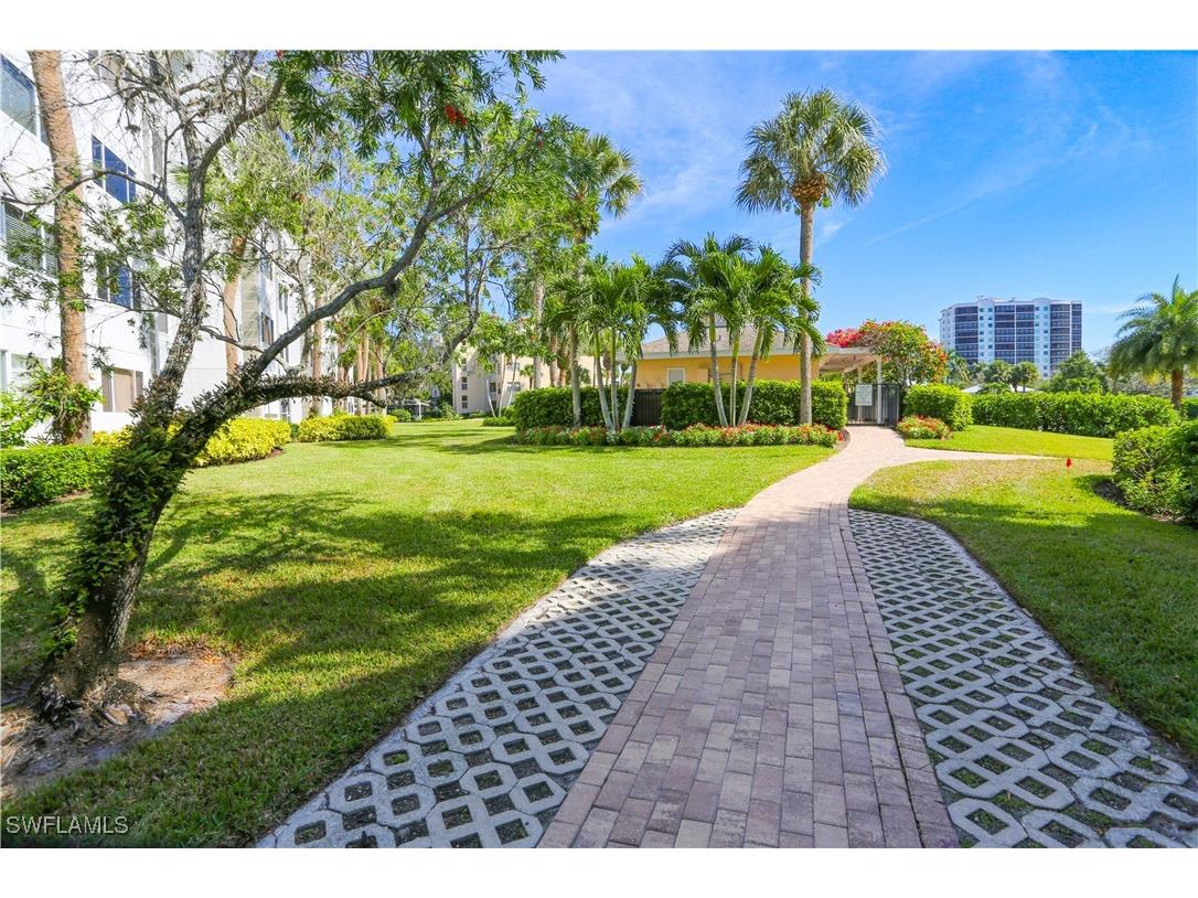 360 Horse Creek Drive #108 Naples FL 34110 225069444 image8