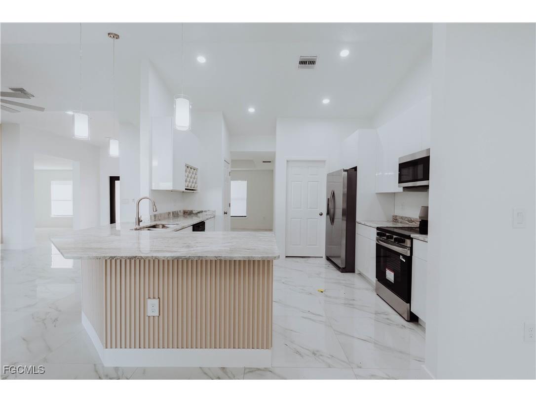 3604 12th Street SW Lehigh Acres FL 33905 2025018170 image1