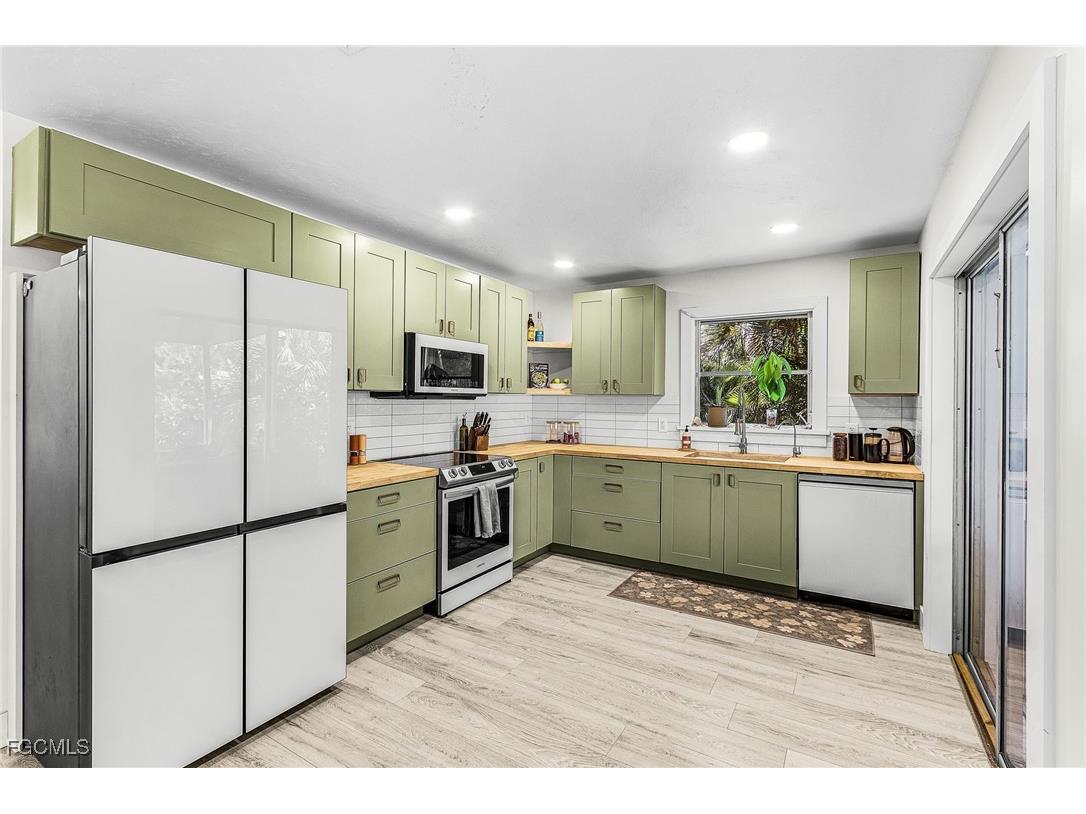 3628 Tropical Point Drive Saint James City FL 33956 2025020053 image8