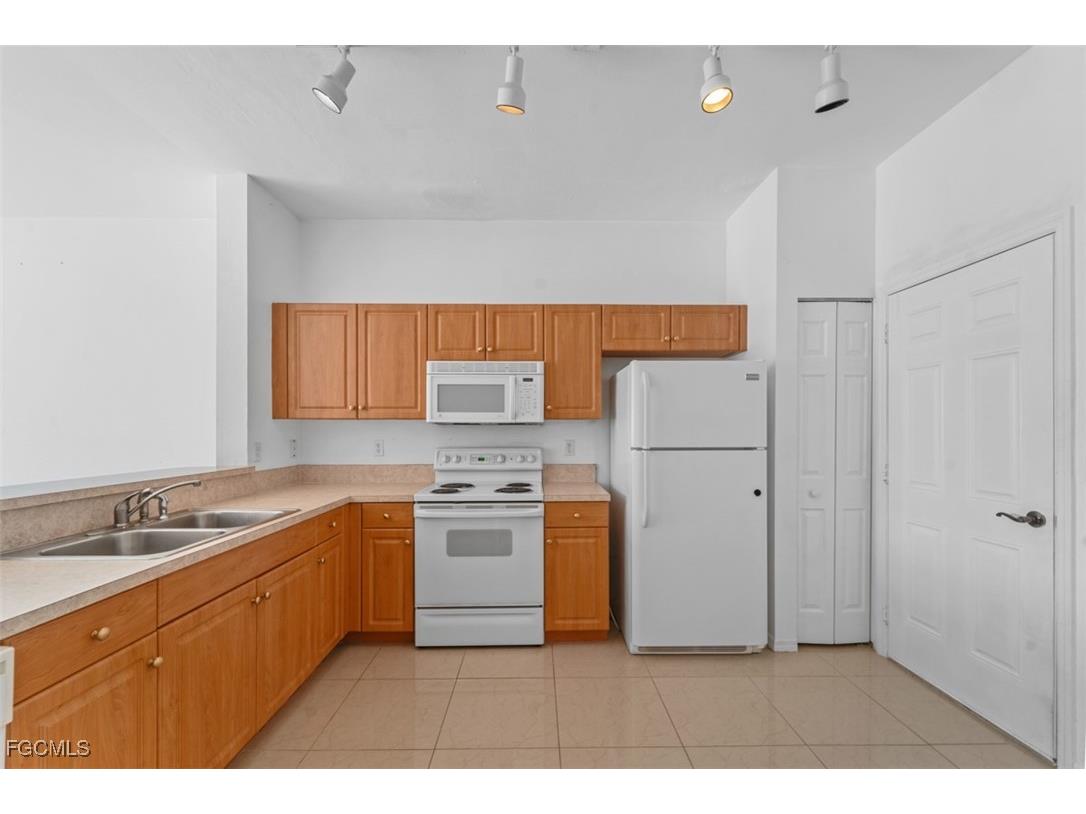3637 Pine Oak Circle #105 Fort Myers FL 33916 2025001556 image9