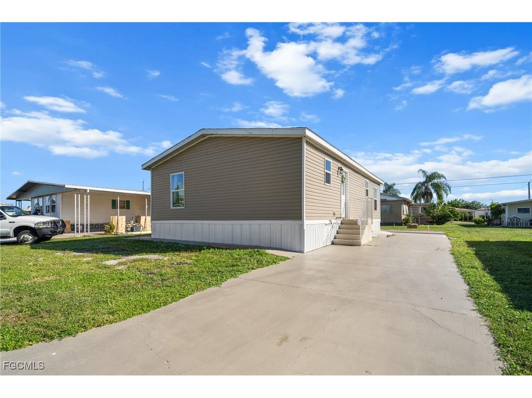 372 Santa Fe Trail North Fort Myers FL 33917 2025015157 image1