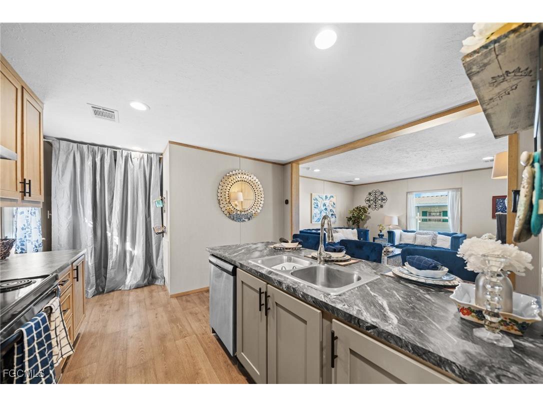 372 Santa Fe Trail North Fort Myers FL 33917 2025015157 image9