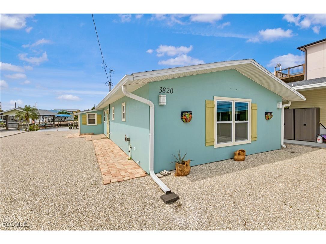 3820 Coconut Drive Saint James City FL 33956 2025015872 image1