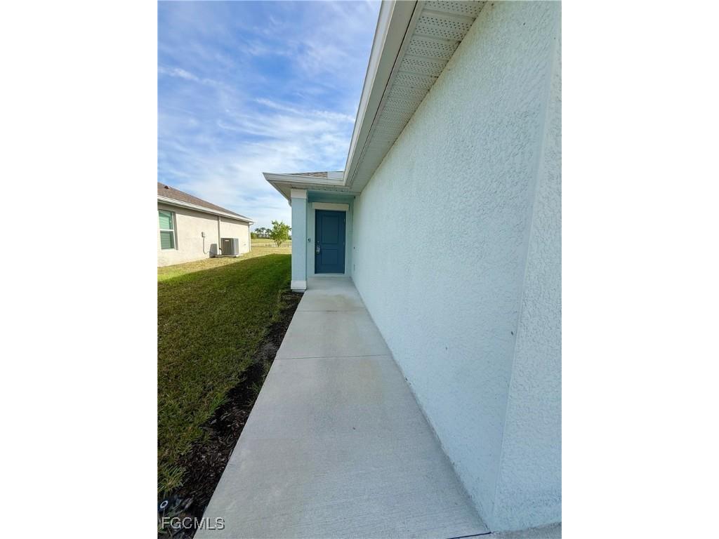 3850 Treasure Oak Way Fort Myers FL 33905 2025025129 image2
