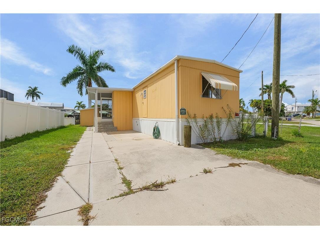 3851 Coconut Drive Saint James City FL 33956 2025015671 image2