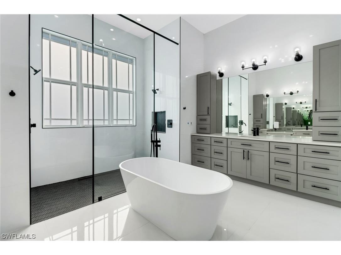 391 19th Street NW Naples FL 34120 223018239 image1