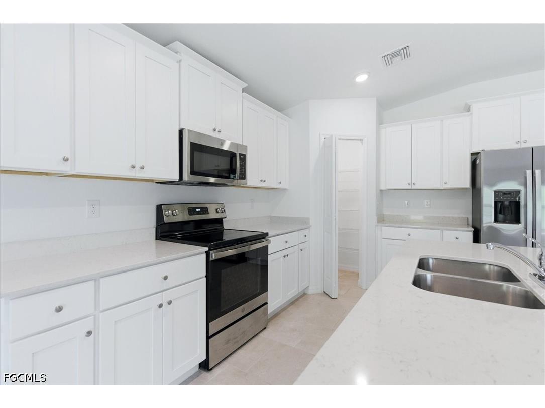 3911 Treasure Oak Way Fort Myers FL 33905 2026016185 image10