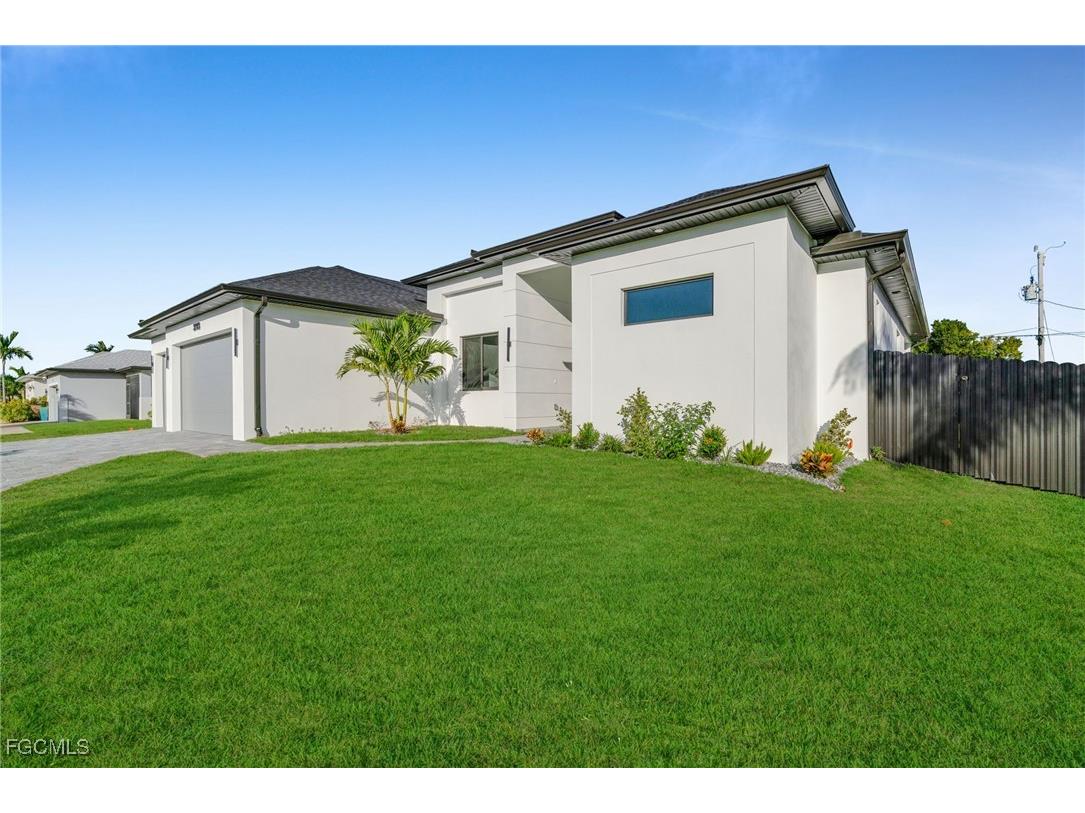 3913 Agualinda Boulevard Cape Coral FL 33914 2025018429 image1