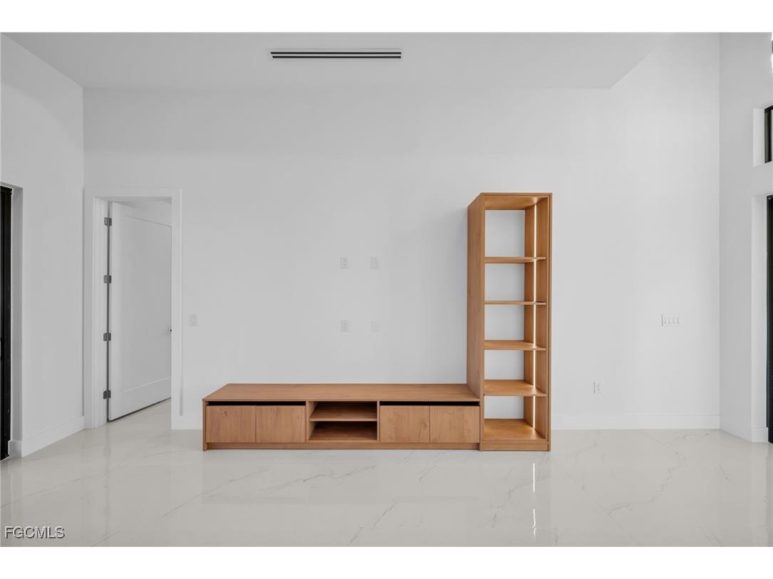 3913 Agualinda Boulevard Cape Coral FL 33914 2025018429 image9