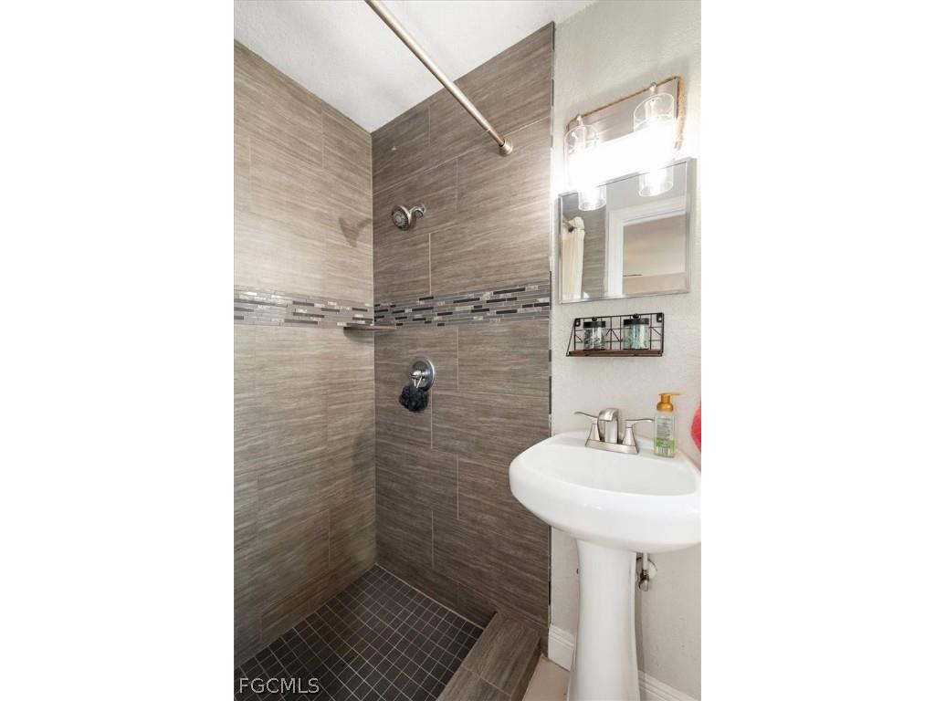 3945 Edgewood Avenue Fort Myers FL 33916 2026006705 image12