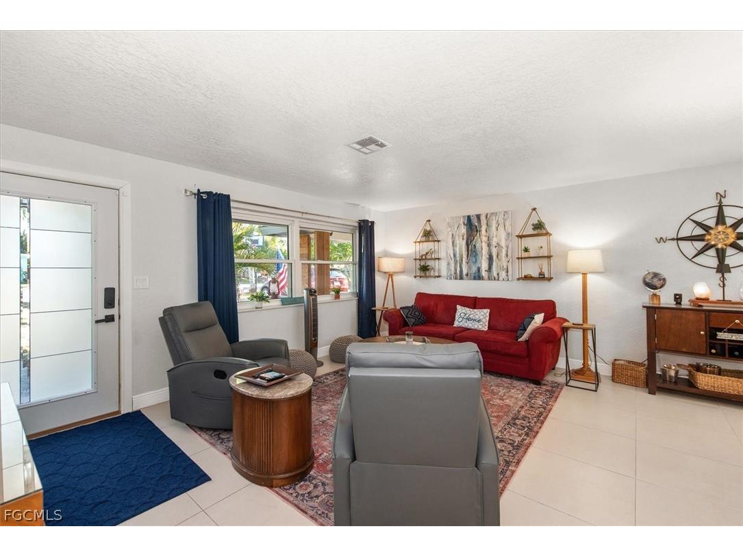 3945 Edgewood Avenue Fort Myers FL 33916 2026006705 image3