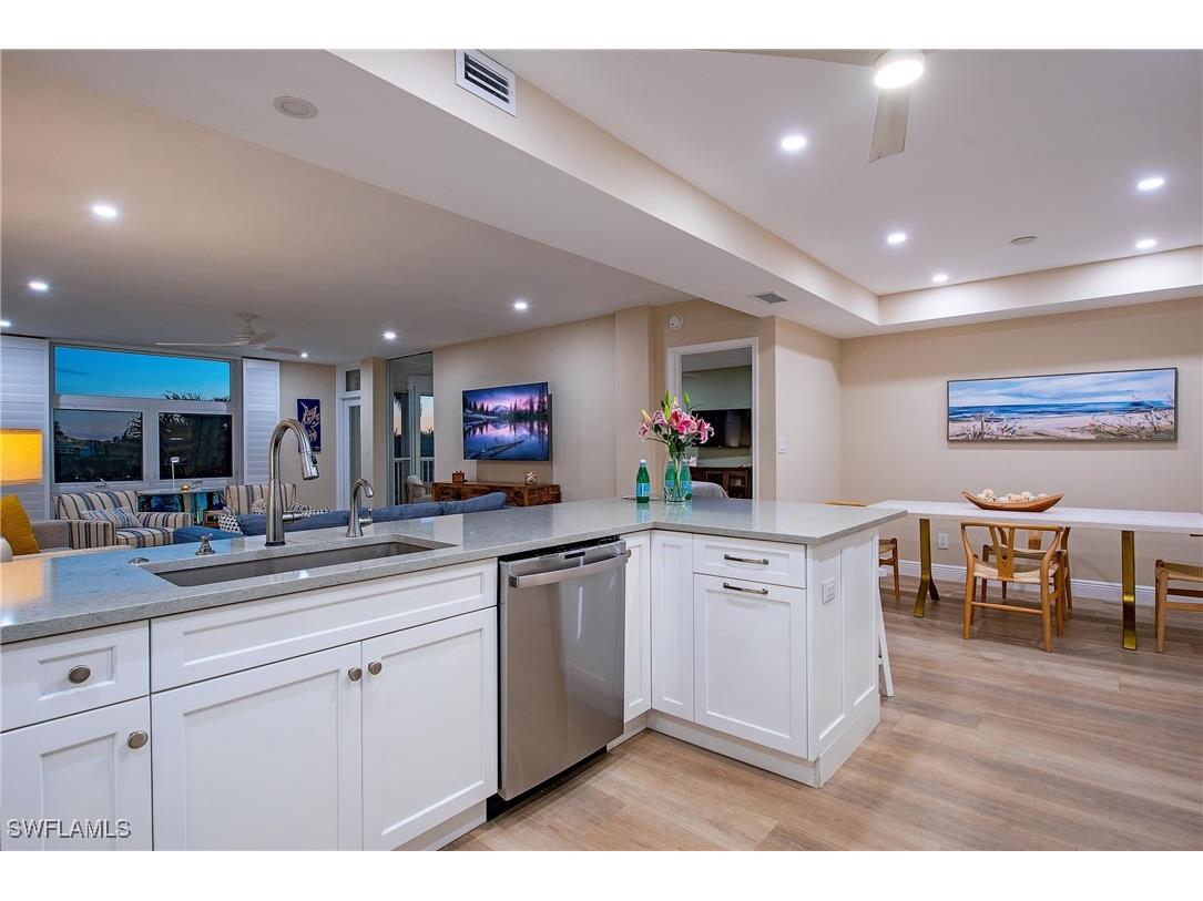 400 Park Shore Drive #303 Naples FL 34103 225083503 image4