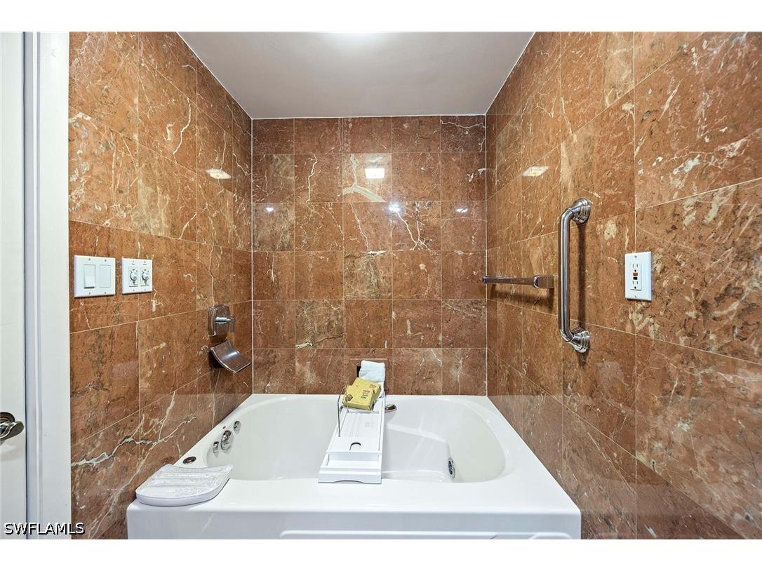 4031 Gulf Shore Boulevard N #10C Naples FL 34103 226015304 image29