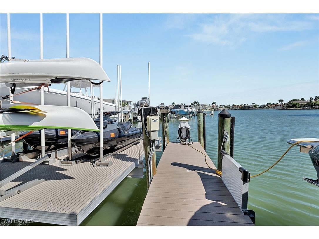 4090 Gulf Shore Boulevard N Naples FL 34103 223082056 image1