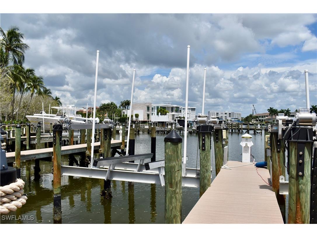 4090 Gulf Shore Boulevard N Naples FL 34103 225078099 image5