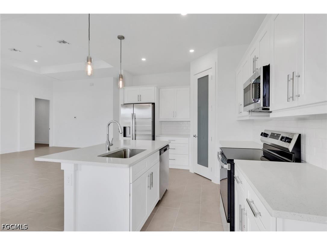 411 NE 7th Terrace Cape Coral FL 33909 2026019100 image6