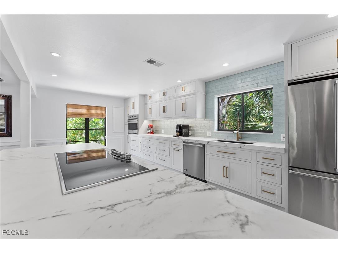 419 Lighthouse Way Sanibel FL 33957 2025015008 image10