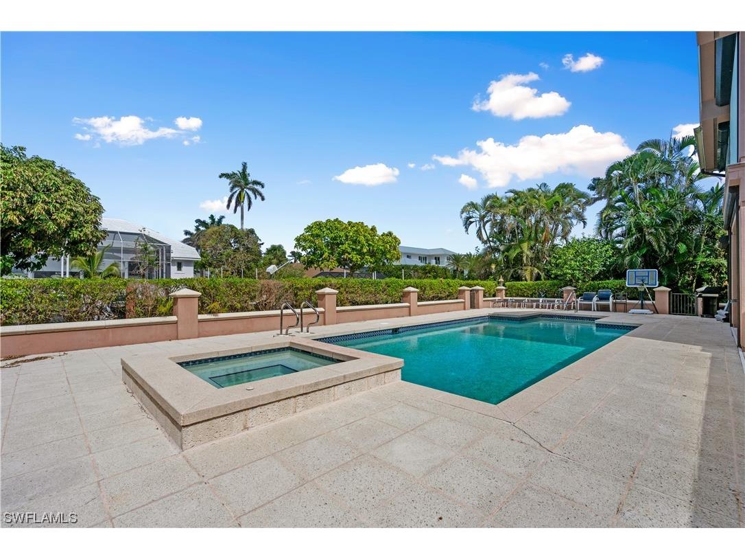 425 17th Avenue S Naples FL 34102 222085136 image1