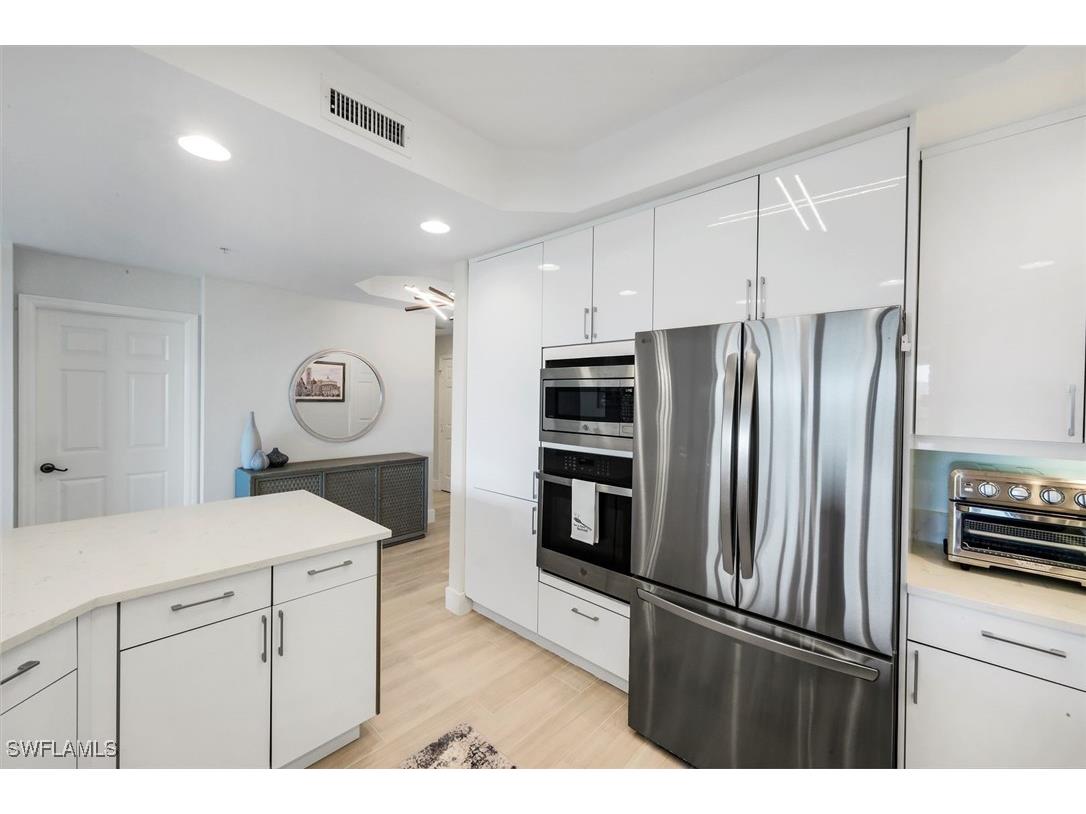 425 Cove Tower Drive #403 Naples FL 34110 225078950 image8