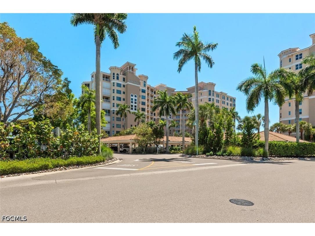 425 Dockside Drive #PH-1 Naples FL 34110 2026021454 image2