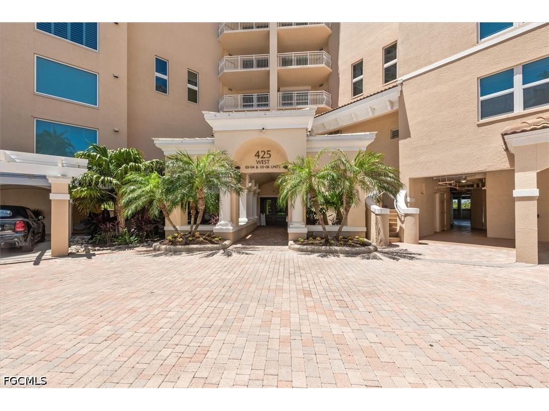 425 Dockside Drive #PH-1 Naples FL 34110 2026021454 image4