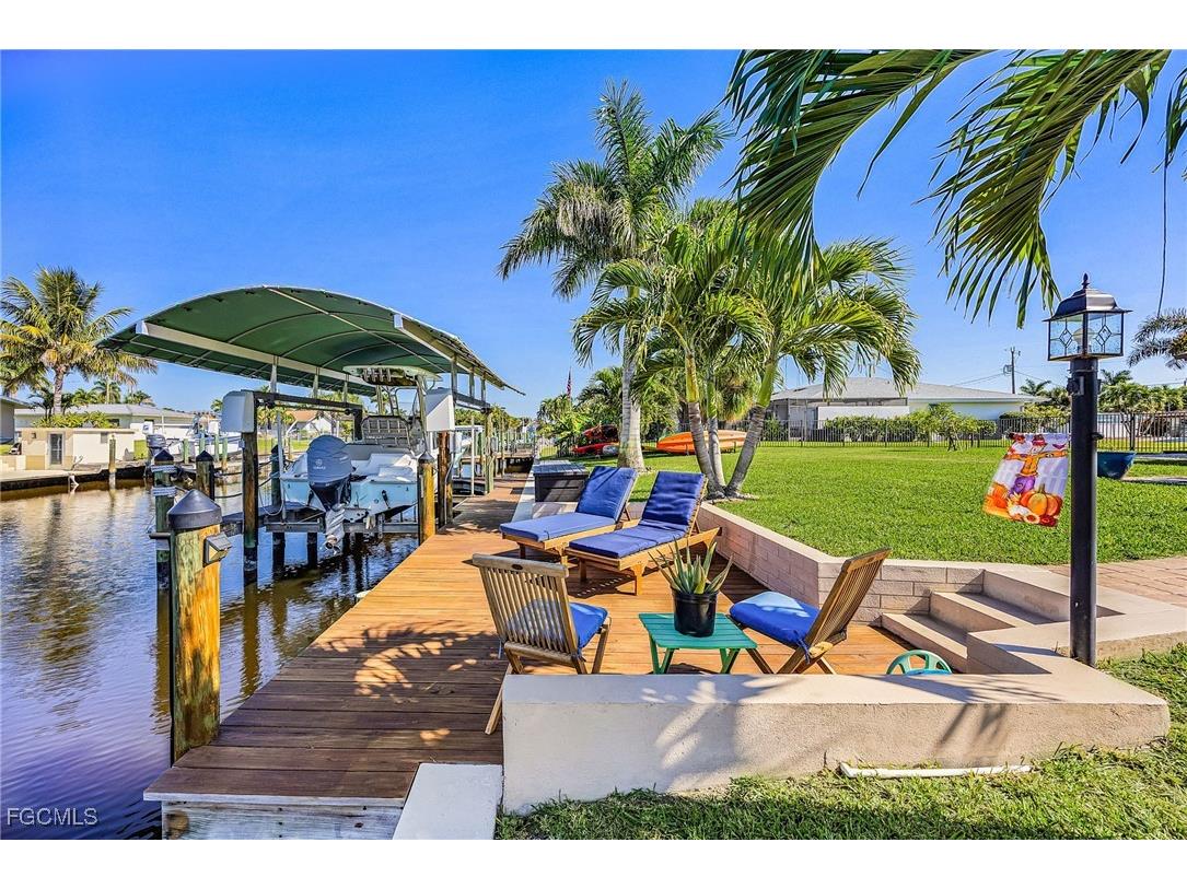 425 Pinecrest Court Cape Coral FL 33904 2025020552 image2