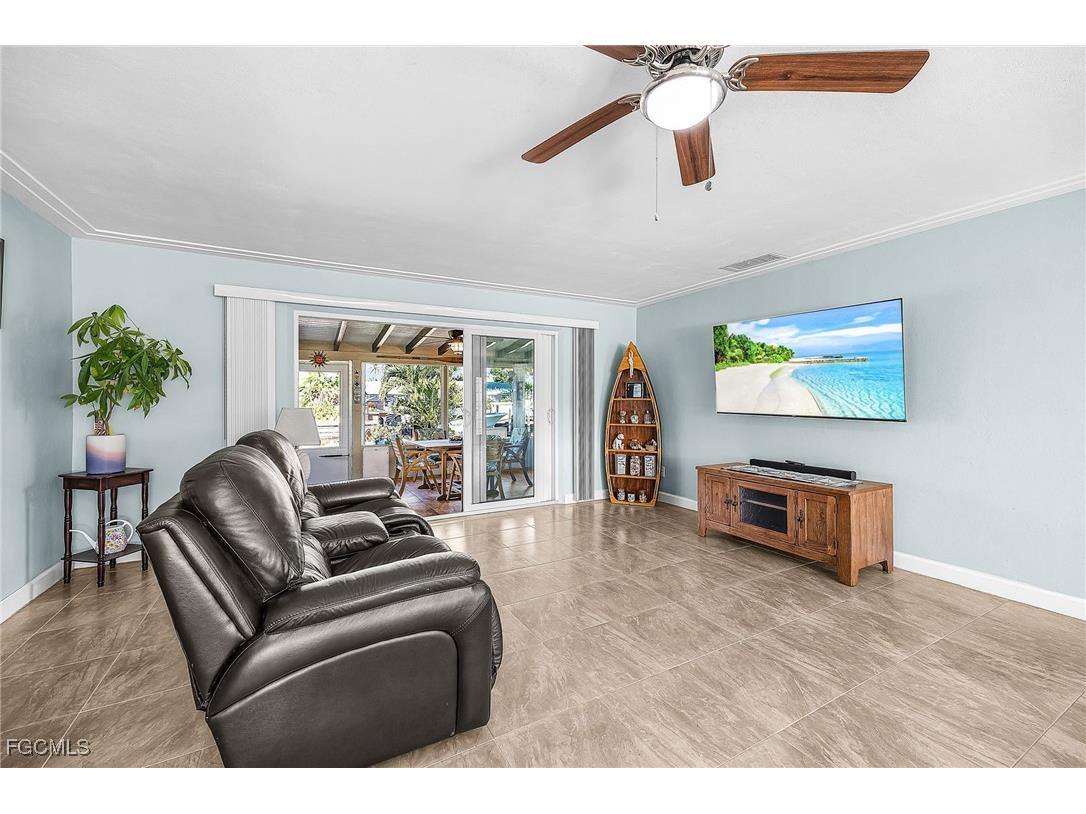 425 Pinecrest Court Cape Coral FL 33904 2025020552 image4