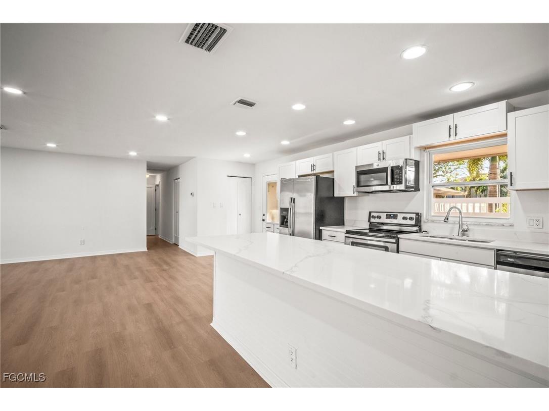 4293 Island Circle #2 Fort Myers FL 33919 2025020370 image10