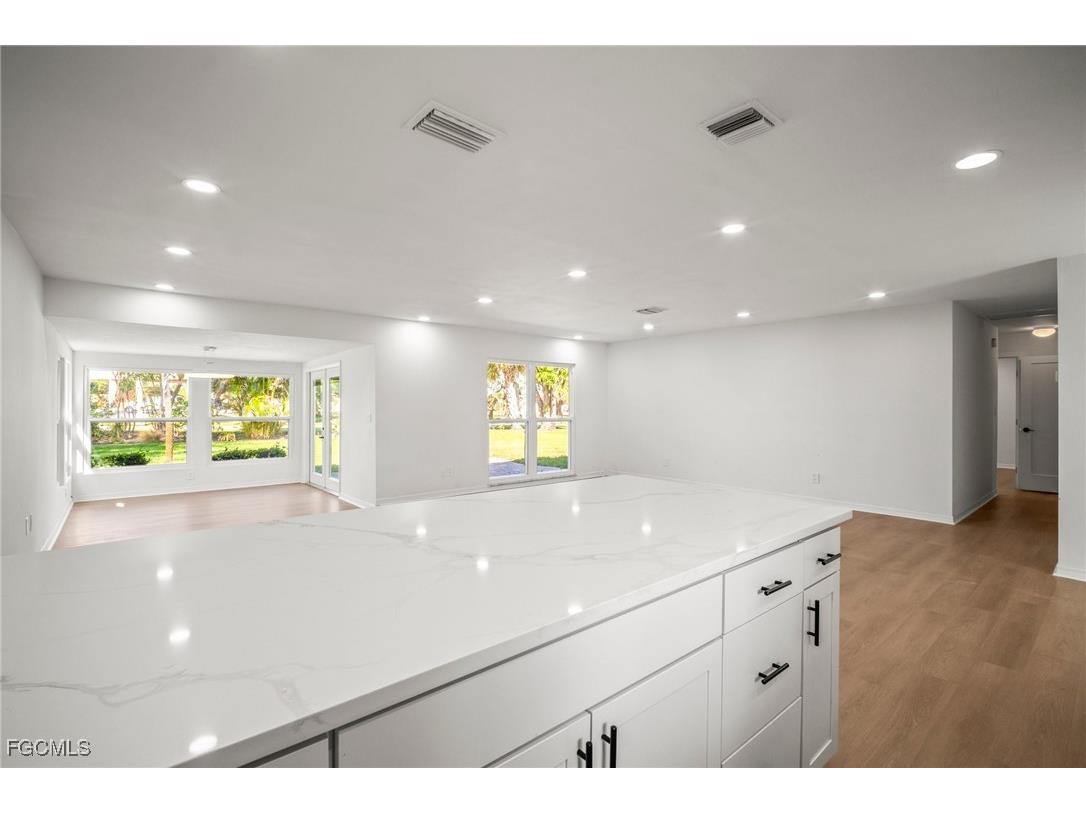 4293 Island Circle #2 Fort Myers FL 33919 2025020370 image11