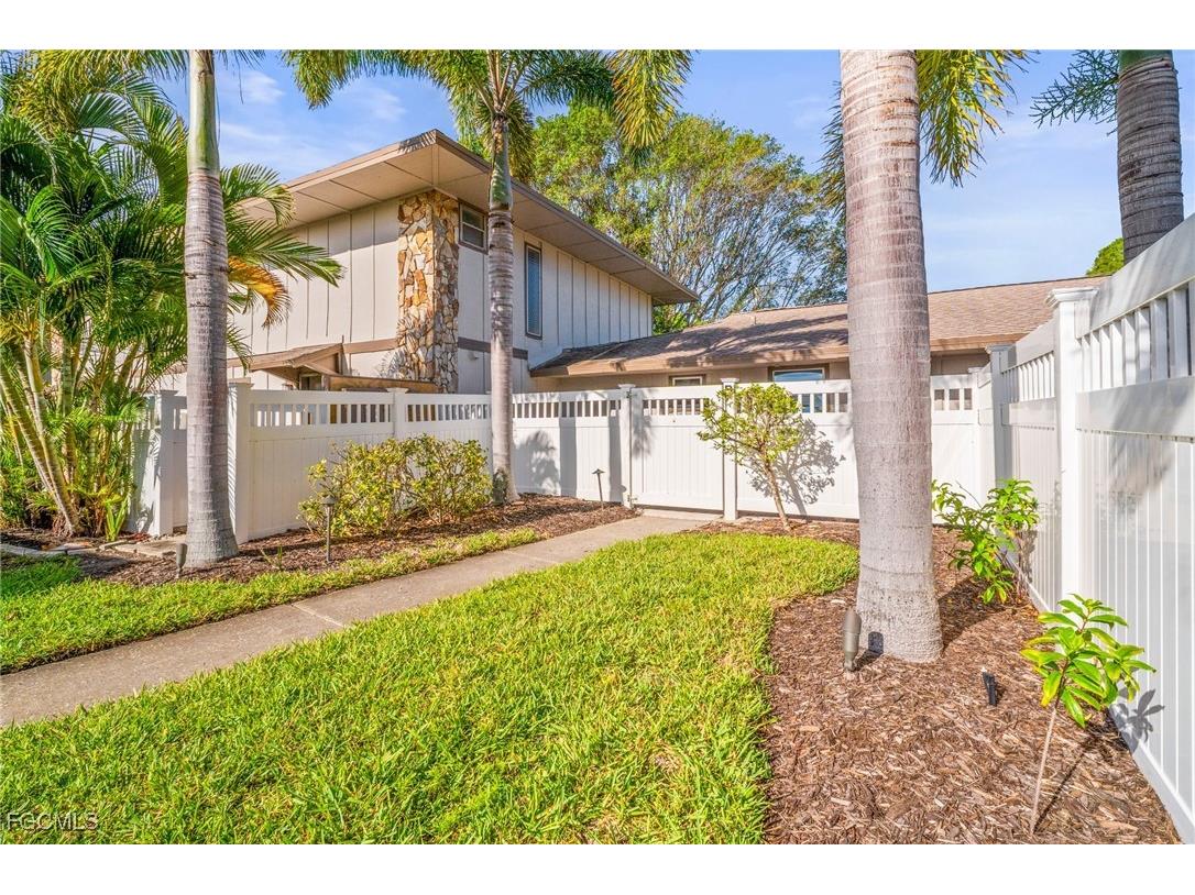 4293 Island Circle #2 Fort Myers FL 33919 2025020370 image2