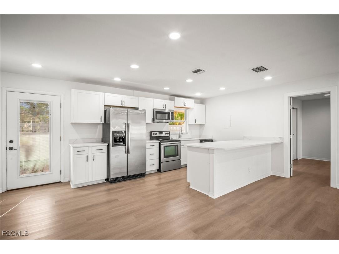 4293 Island Circle #2 Fort Myers FL 33919 2025020370 image7