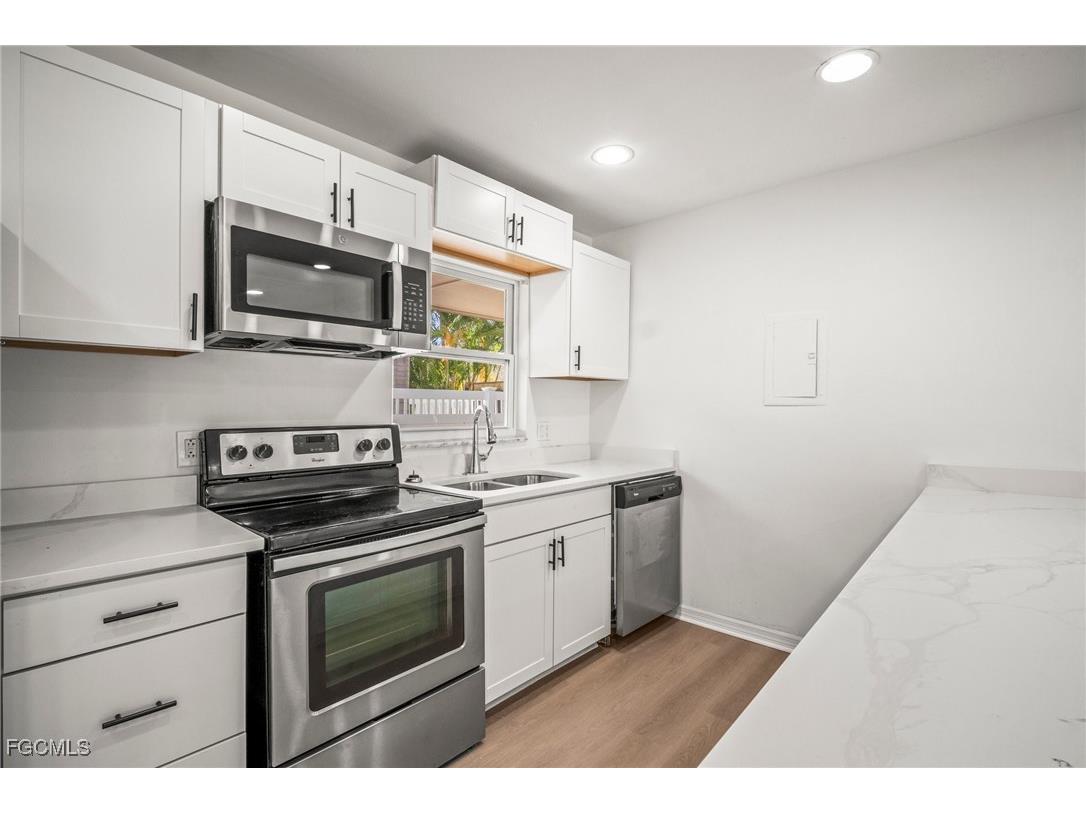 4293 Island Circle #2 Fort Myers FL 33919 2025020370 image8