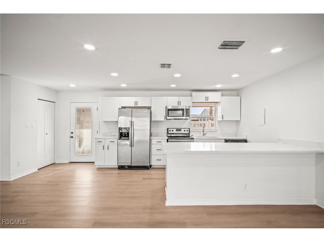 4293 Island Circle #2 Fort Myers FL 33919 2025020370 image9