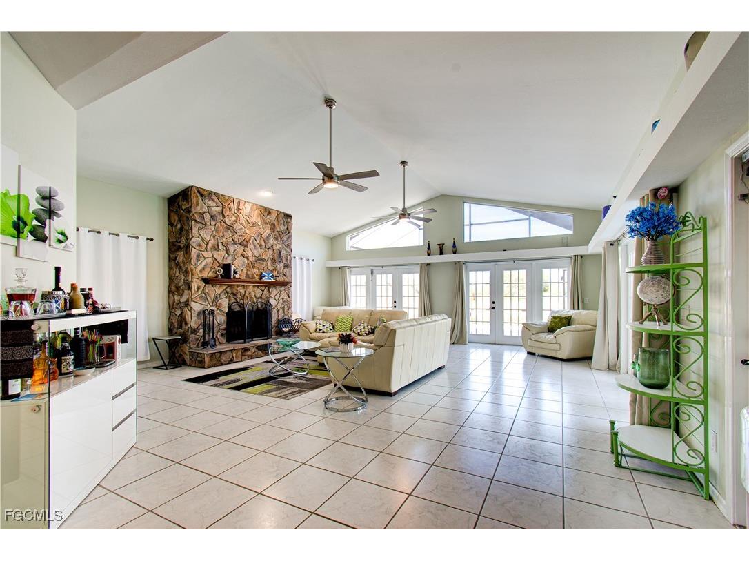 4332 Country Club Boulevard Cape Coral FL 33904 2025021437 image1