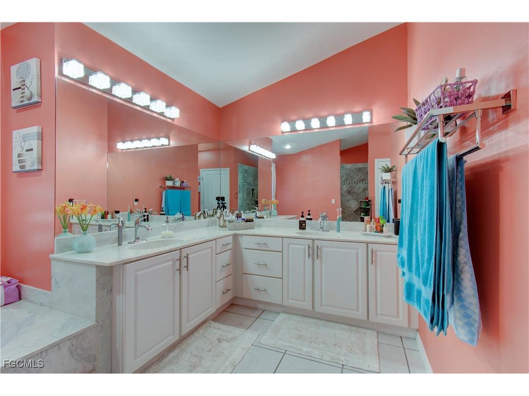 4332 Country Club Boulevard Cape Coral FL 33904 2025021437 image21