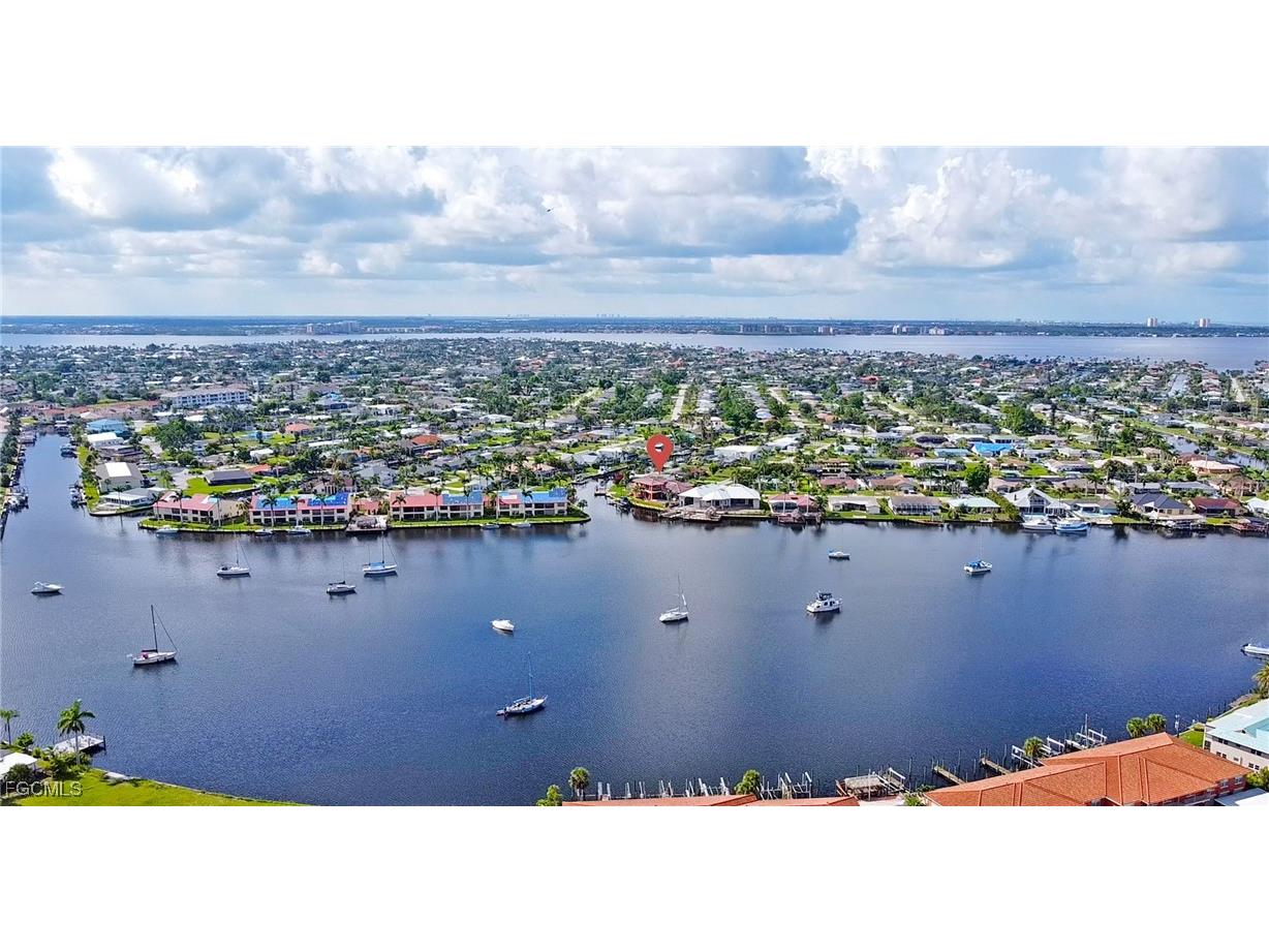 447 Avalon Drive Cape Coral FL 33904 2025024489 image2