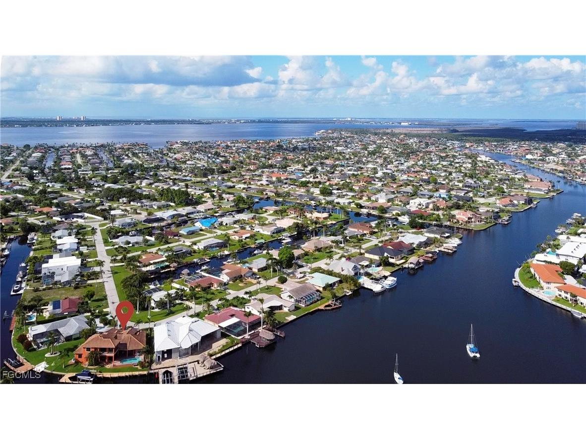 447 Avalon Drive Cape Coral FL 33904 2025024489 image4