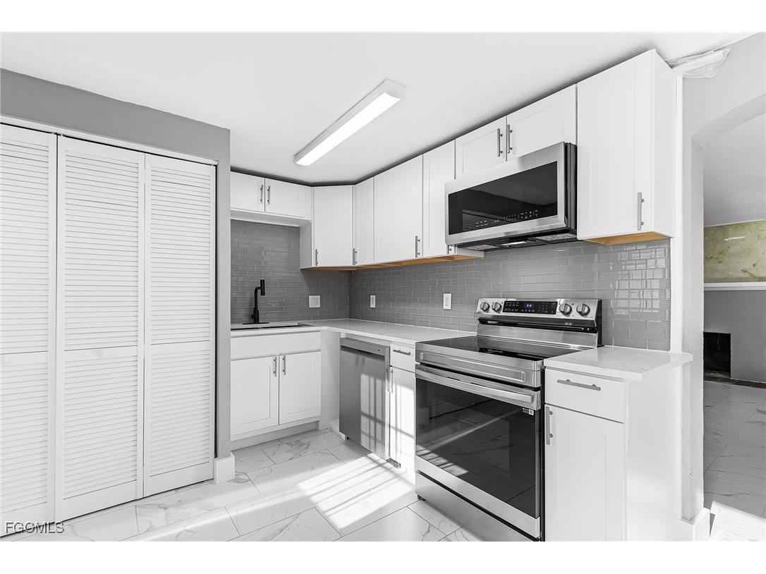 4472 E Riverside Drive Fort Myers FL 33905 2025008508 image10