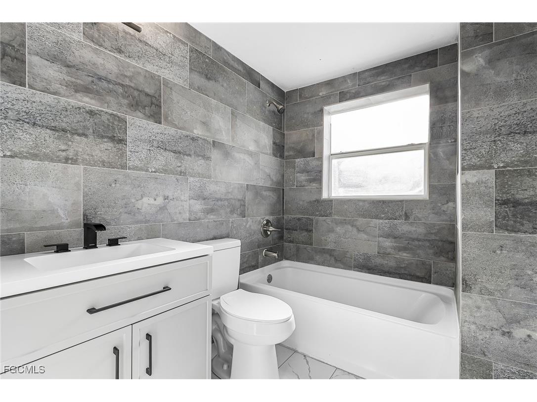 4472 E Riverside Drive Fort Myers FL 33905 2025008508 image18