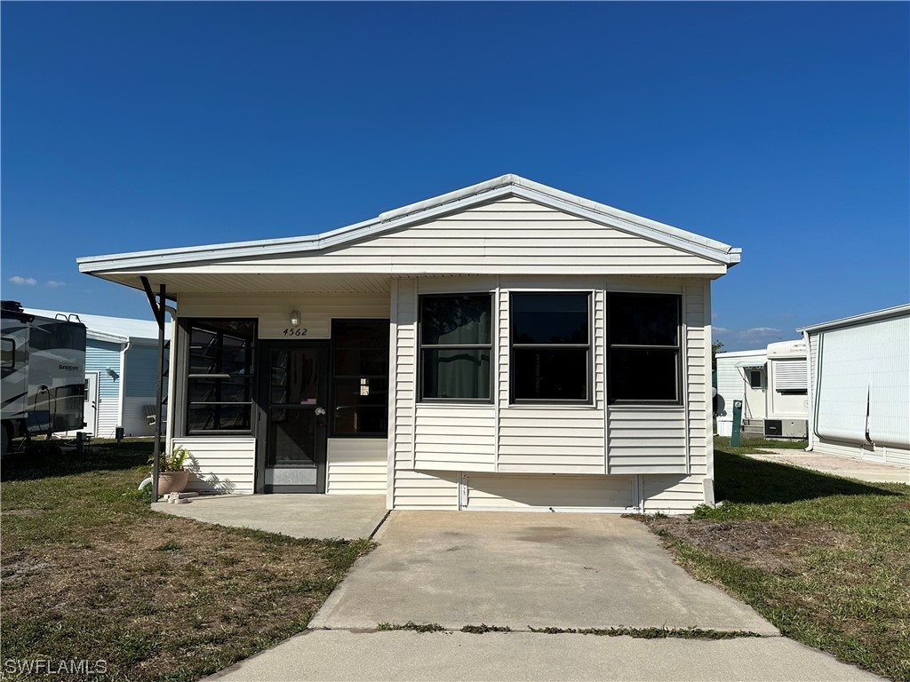 4562 Jefferson Davis Boulevard E Estero FL 33928 223015497 image1